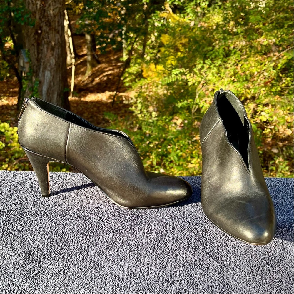 Vince Camuto black leather Vyammi stiletto heeled booties. 8.5/39